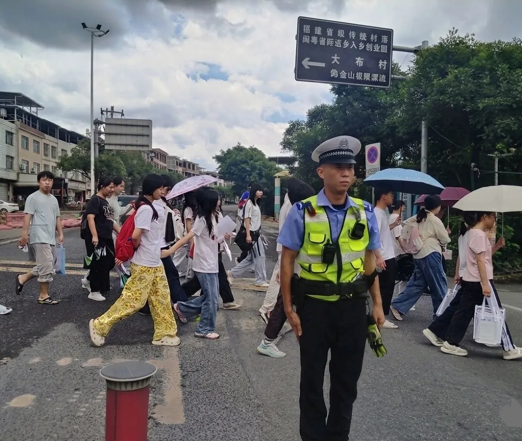 一抹荧光绿,护航中考路-第8张图片-四季读书网