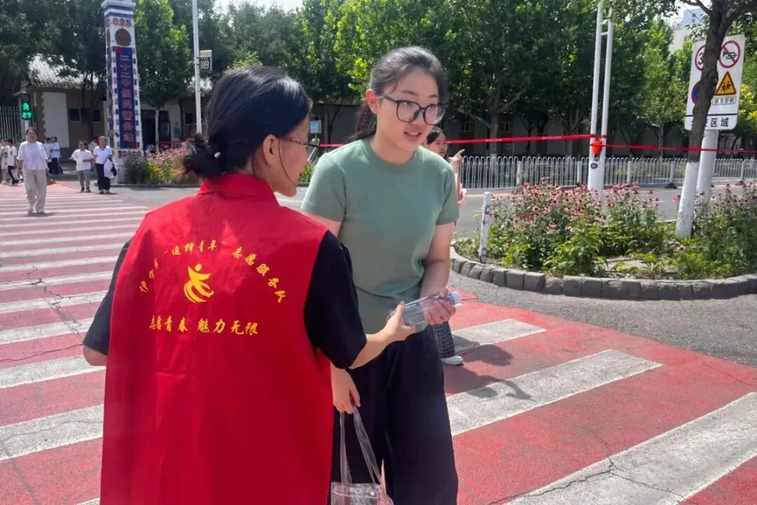 汇聚志愿力量·暖心护航中考——伊宁市助力中考志愿服务温情集锦-第5张图片-四季读书网 汇聚志愿力量·暖心护航中考——伊宁市助力中考志愿服务温情集锦-第5张图片-四季读书网