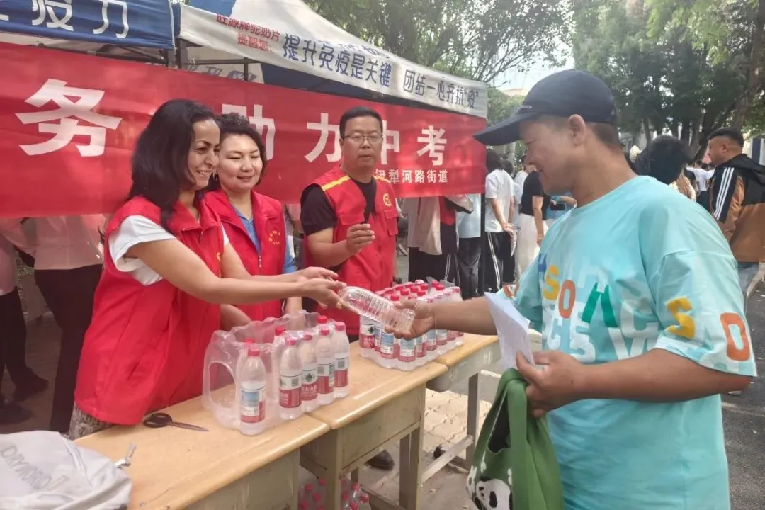 汇聚志愿力量·暖心护航中考——伊宁市助力中考志愿服务温情集锦-第13张图片-四季读书网 汇聚志愿力量·暖心护航中考——伊宁市助力中考志愿服务温情集锦-第13张图片-四季读书网