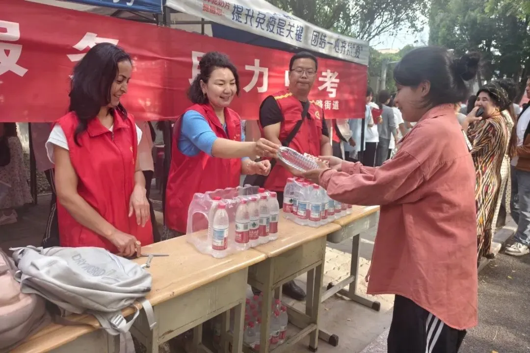 汇聚志愿力量·暖心护航中考——伊宁市助力中考志愿服务温情集锦-第14张图片-四季读书网 汇聚志愿力量·暖心护航中考——伊宁市助力中考志愿服务温情集锦-第14张图片-四季读书网