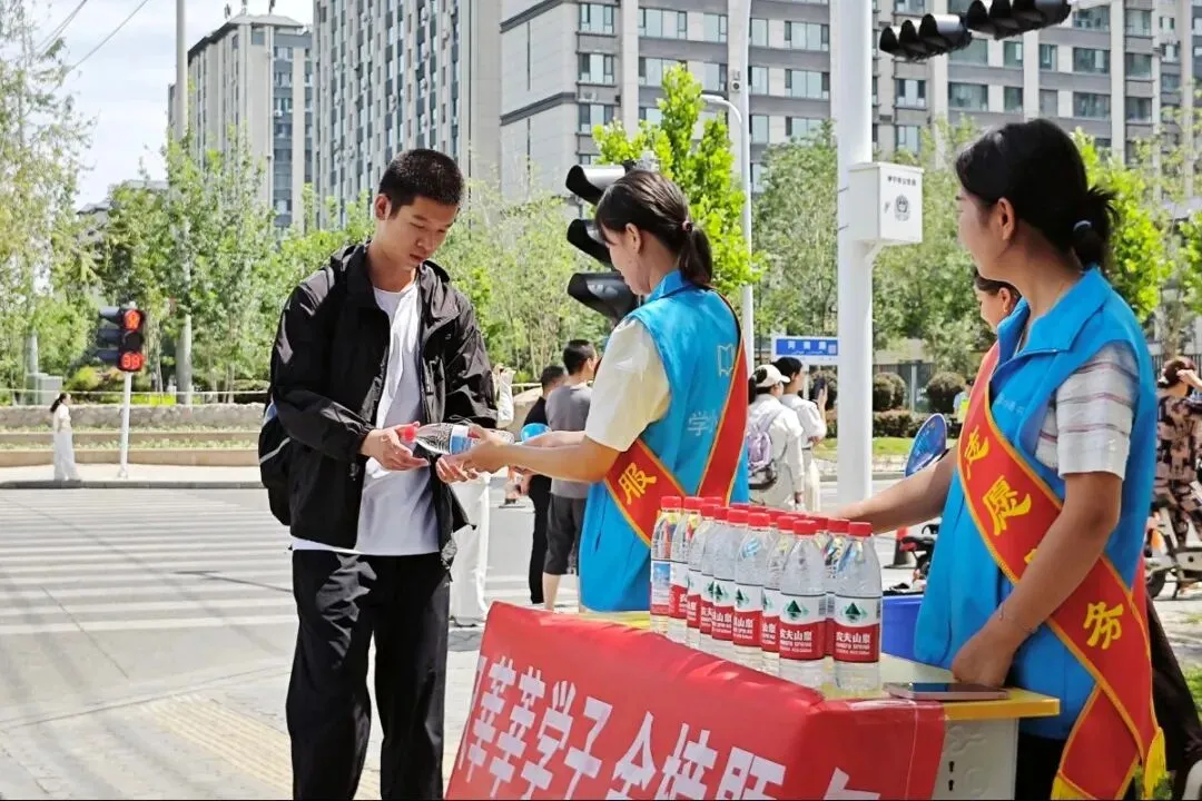 汇聚志愿力量·暖心护航中考——伊宁市助力中考志愿服务温情集锦-第16张图片-四季读书网 汇聚志愿力量·暖心护航中考——伊宁市助力中考志愿服务温情集锦-第16张图片-四季读书网