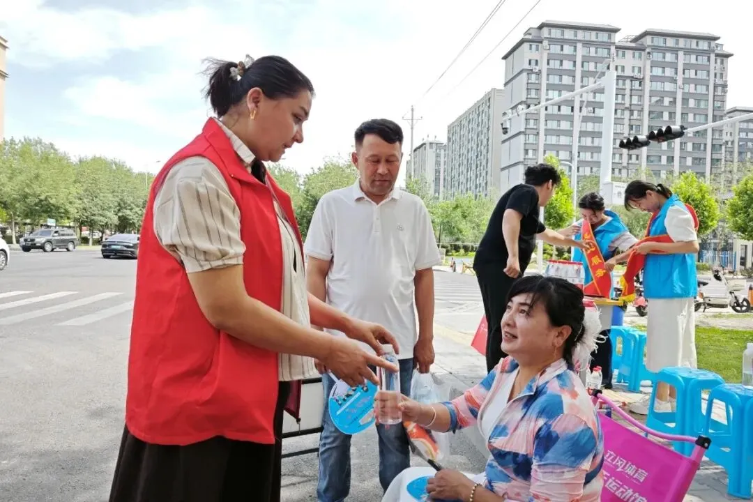 汇聚志愿力量·暖心护航中考——伊宁市助力中考志愿服务温情集锦-第17张图片-四季读书网 汇聚志愿力量·暖心护航中考——伊宁市助力中考志愿服务温情集锦-第17张图片-四季读书网