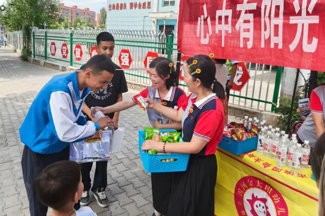 汇聚志愿力量·暖心护航中考——伊宁市助力中考志愿服务温情集锦-第20张图片-四季读书网 汇聚志愿力量·暖心护航中考——伊宁市助力中考志愿服务温情集锦-第20张图片-四季读书网