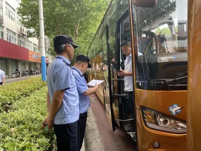 运力充足保畅通 严管护航中考路-第5张图片-四季读书网 运力充足保畅通 严管护航中考路-第5张图片-四季读书网