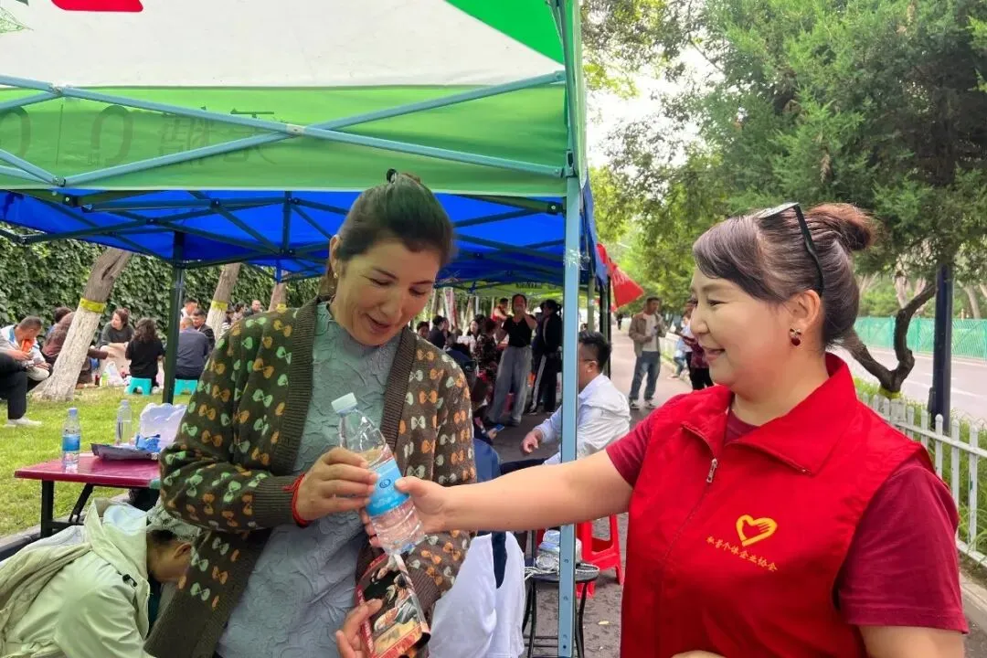 汇聚志愿力量·暖心护航中考——伊宁市助力中考志愿服务温情集锦-第25张图片-四季读书网 汇聚志愿力量·暖心护航中考——伊宁市助力中考志愿服务温情集锦-第25张图片-四季读书网