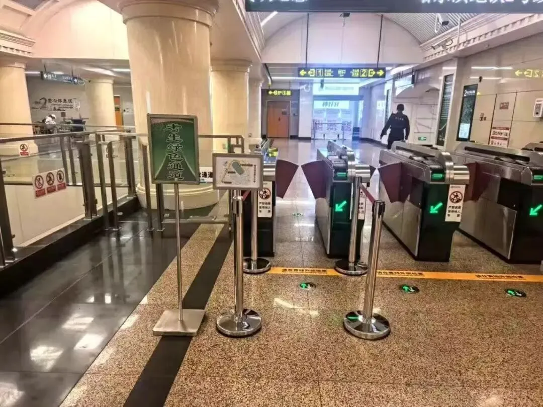 中考期间考生及一名陪同家长可免费乘地铁丨哈尔滨地铁全线开通绿色通道,考点周边设爱心服务台-第3张图片-四季读书网 中考期间考生及一名陪同家长可免费乘地铁丨哈尔滨地铁全线开通绿色通道,考点周边设爱心服务台-第3张图片-四季读书网