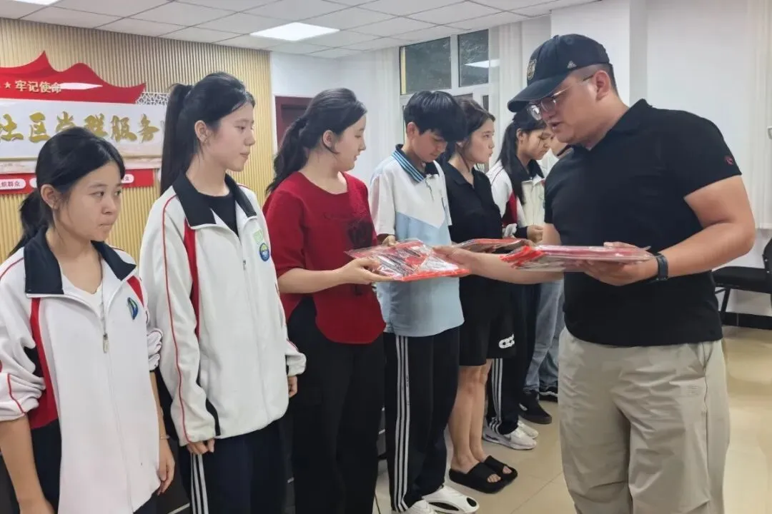 汇聚志愿力量·暖心护航中考——伊宁市助力中考志愿服务温情集锦-第35张图片-四季读书网 汇聚志愿力量·暖心护航中考——伊宁市助力中考志愿服务温情集锦-第35张图片-四季读书网