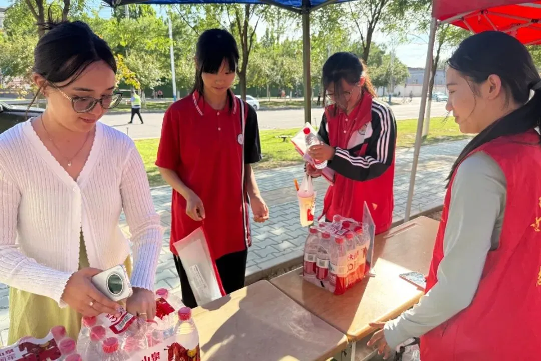 汇聚志愿力量·暖心护航中考——伊宁市助力中考志愿服务温情集锦-第40张图片-四季读书网 汇聚志愿力量·暖心护航中考——伊宁市助力中考志愿服务温情集锦-第40张图片-四季读书网