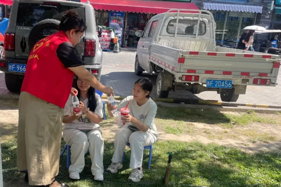 汇聚志愿力量·暖心护航中考——伊宁市助力中考志愿服务温情集锦-第41张图片-四季读书网 汇聚志愿力量·暖心护航中考——伊宁市助力中考志愿服务温情集锦-第41张图片-四季读书网