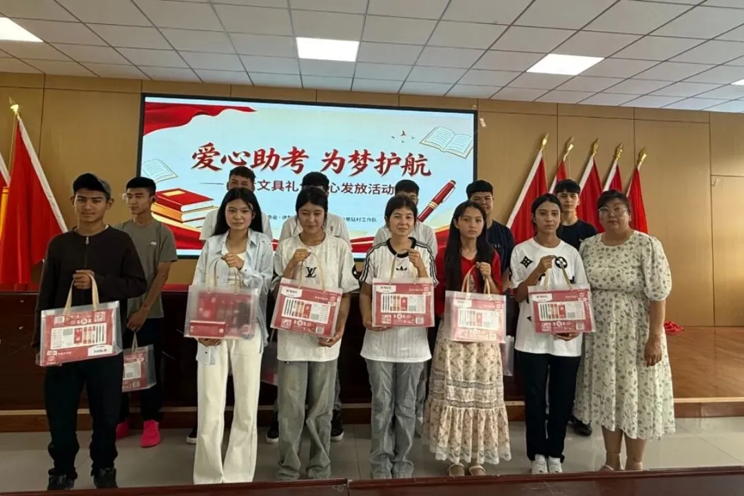 汇聚志愿力量·暖心护航中考——伊宁市助力中考志愿服务温情集锦-第43张图片-四季读书网 汇聚志愿力量·暖心护航中考——伊宁市助力中考志愿服务温情集锦-第43张图片-四季读书网