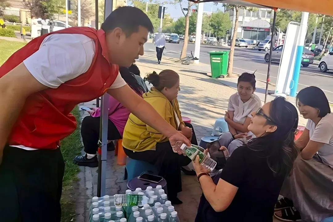 汇聚志愿力量·暖心护航中考——伊宁市助力中考志愿服务温情集锦-第44张图片-四季读书网 汇聚志愿力量·暖心护航中考——伊宁市助力中考志愿服务温情集锦-第44张图片-四季读书网