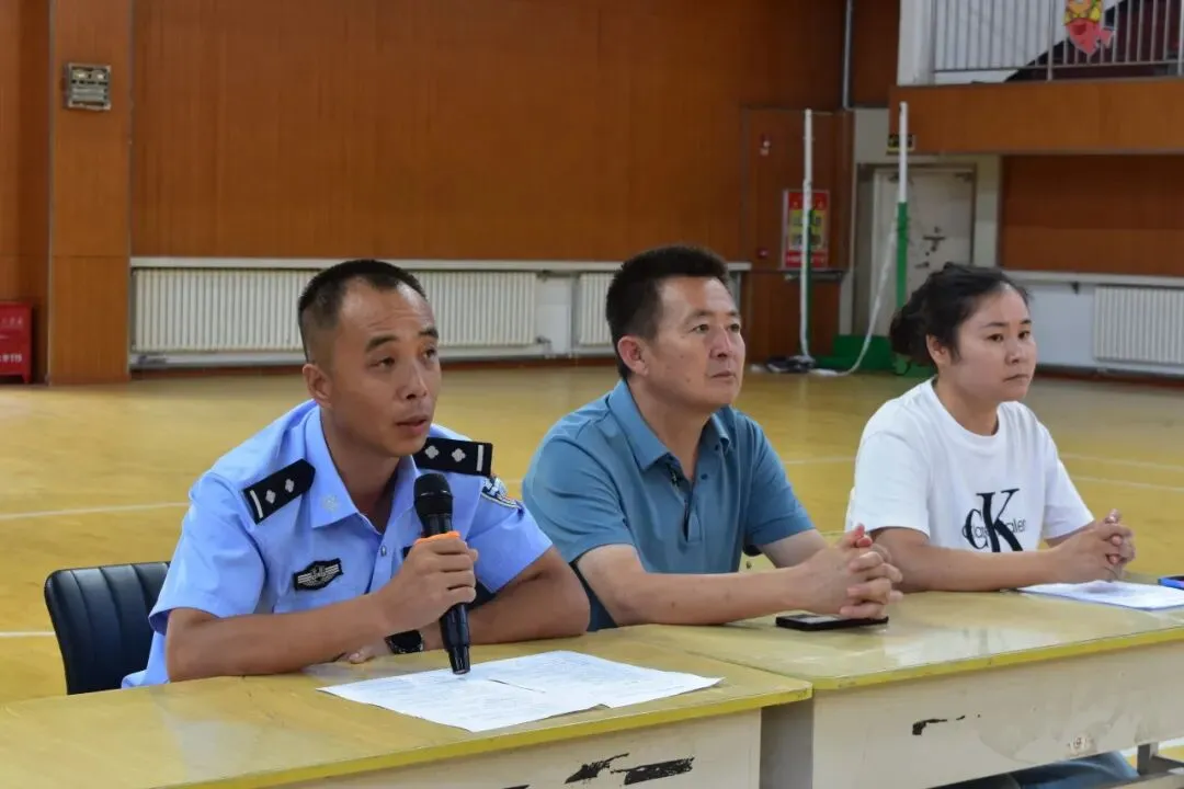 紧抓中考结业关键期 布尔津公安开展暑期安全宣传护航青少年平安度假-第2张图片-四季读书网 紧抓中考结业关键期 布尔津公安开展暑期安全宣传护航青少年平安度假-第2张图片-四季读书网