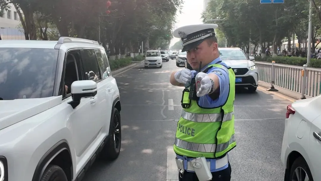 【护航中考 交警同行】完美收官!昌吉市交警与考生一起圆满“交卷”-第12张图片-四季读书网