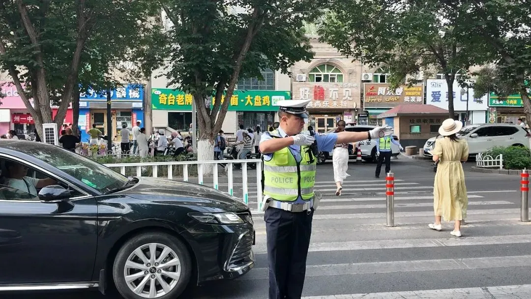 【护航中考 交警同行】完美收官!昌吉市交警与考生一起圆满“交卷”-第19张图片-四季读书网