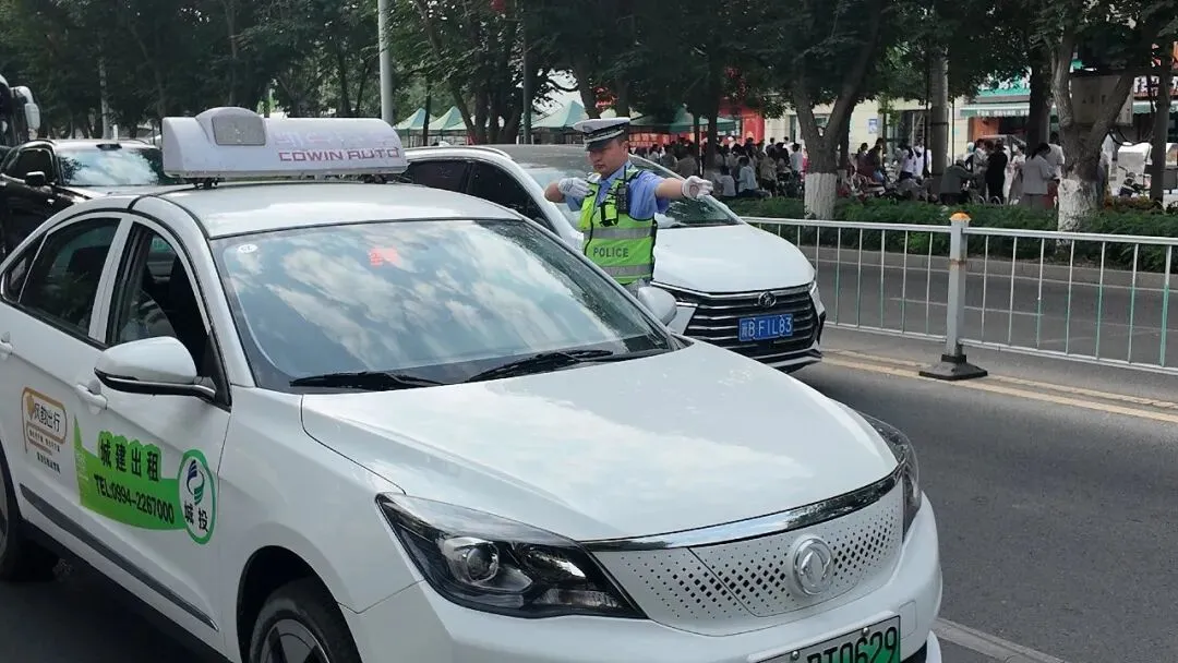 【护航中考 交警同行】完美收官!昌吉市交警与考生一起圆满“交卷”-第21张图片-四季读书网