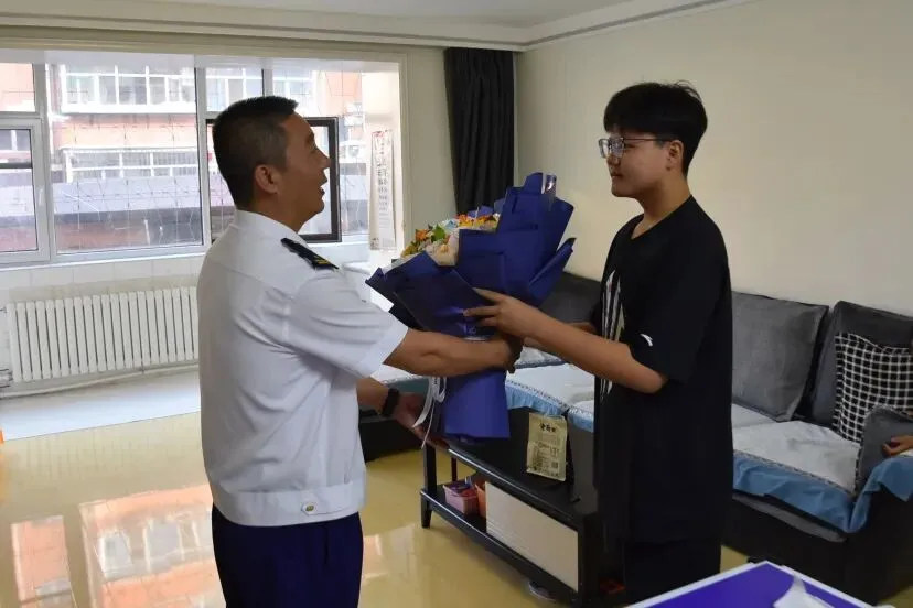 鹤岗市消防救援支队组织开展指战员子女中考暖心慰问活动-第14张图片-四季读书网