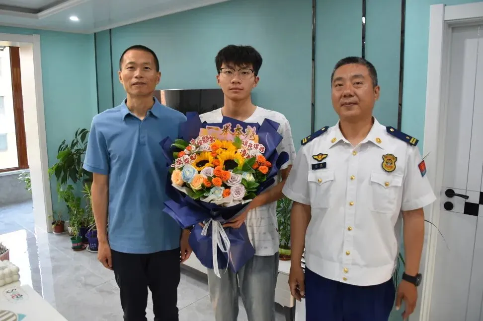 鹤岗市消防救援支队组织开展指战员子女中考暖心慰问活动-第22张图片-四季读书网