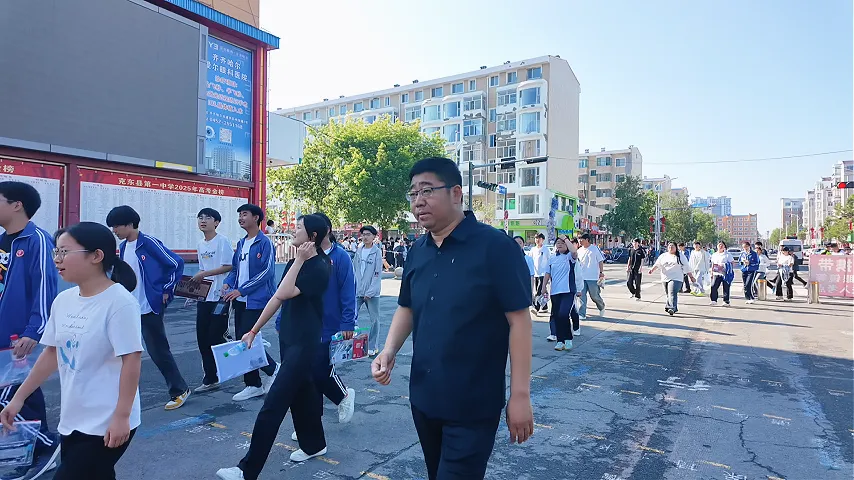 中考现场直击!执笔追梦,为克东学子加油-第12张图片-四季读书网
