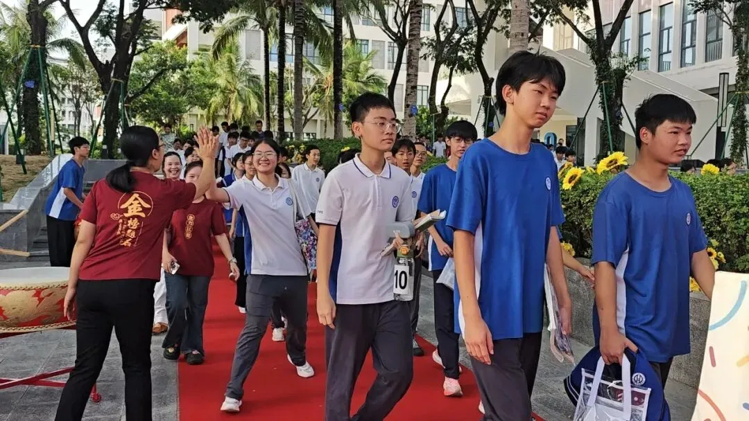 鱼跃龙门 中考必胜 | 三亚崖州湾科技城寰岛实验中学2026届初三送考仪式-第64张图片-四季读书网