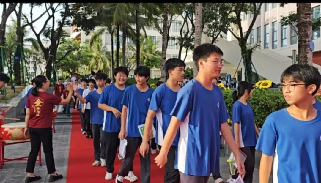 鱼跃龙门 中考必胜 | 三亚崖州湾科技城寰岛实验中学2026届初三送考仪式-第65张图片-四季读书网