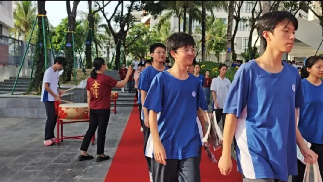 鱼跃龙门 中考必胜 | 三亚崖州湾科技城寰岛实验中学2026届初三送考仪式-第70张图片-四季读书网