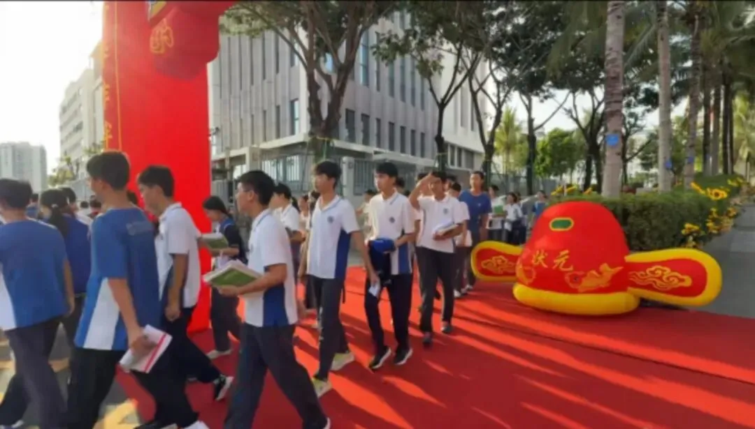 鱼跃龙门 中考必胜 | 三亚崖州湾科技城寰岛实验中学2026届初三送考仪式-第75张图片-四季读书网