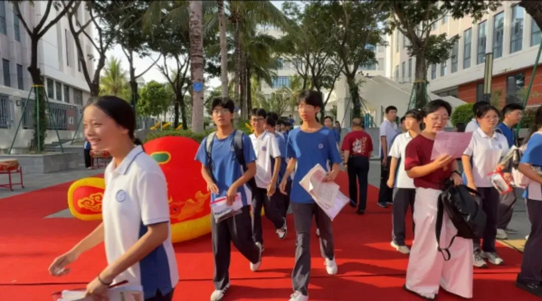 鱼跃龙门 中考必胜 | 三亚崖州湾科技城寰岛实验中学2026届初三送考仪式-第77张图片-四季读书网