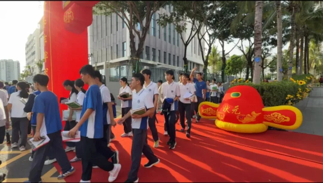鱼跃龙门 中考必胜 | 三亚崖州湾科技城寰岛实验中学2026届初三送考仪式-第78张图片-四季读书网