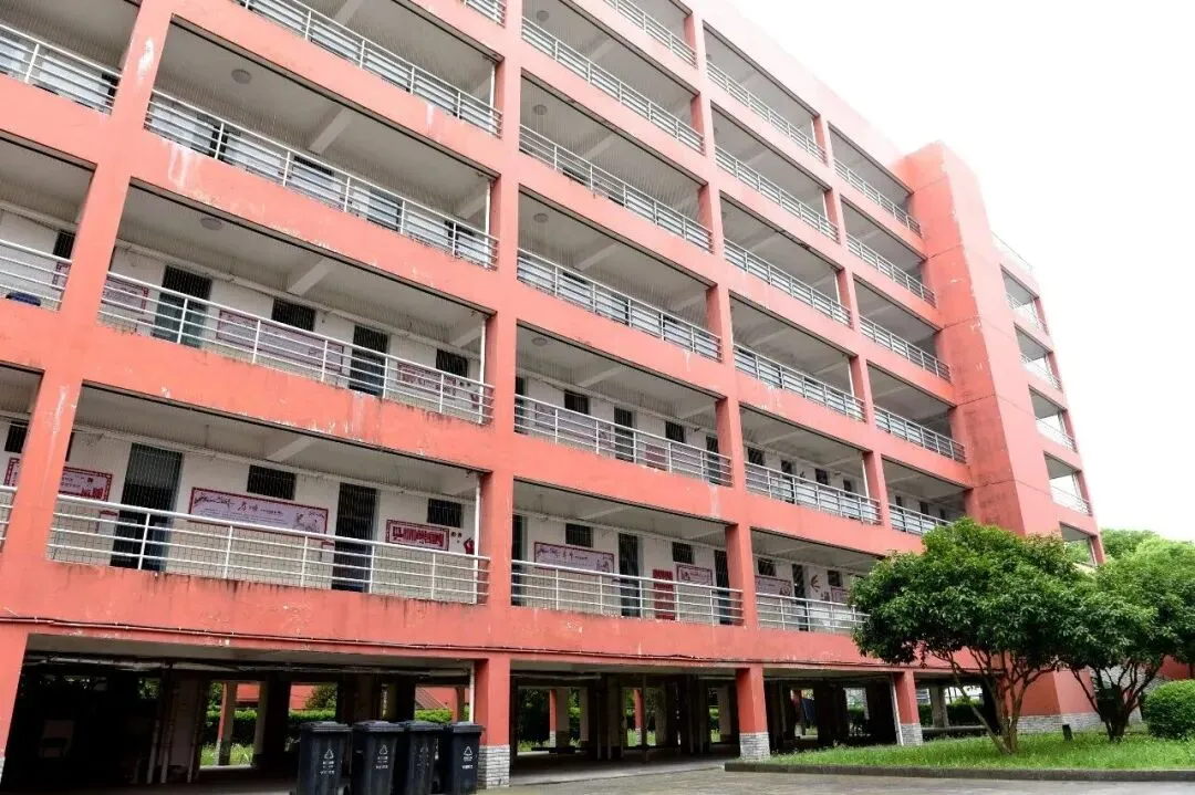 中考后更彻夜难眠?嘉兴不少家长深挖各校升学,把学校都扒光了!这所1人考入清华+3人考入浙大+38人进985、211的学校,很亮眼~-第12张图片-四季读书网