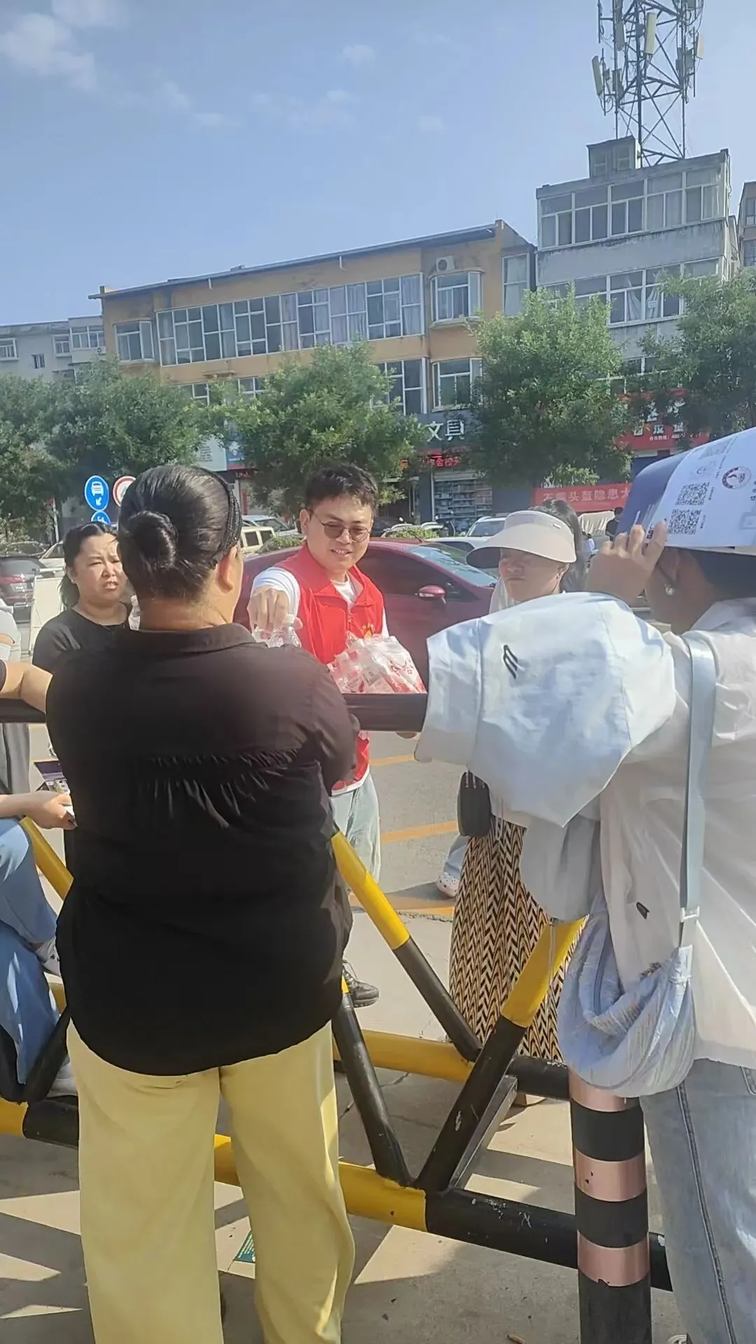 党建引领暖心护航 志愿红助力中考逐梦-第4张图片-四季读书网