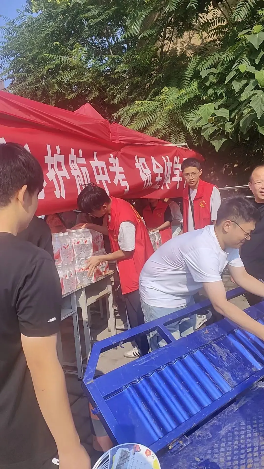 党建引领暖心护航 志愿红助力中考逐梦-第5张图片-四季读书网
