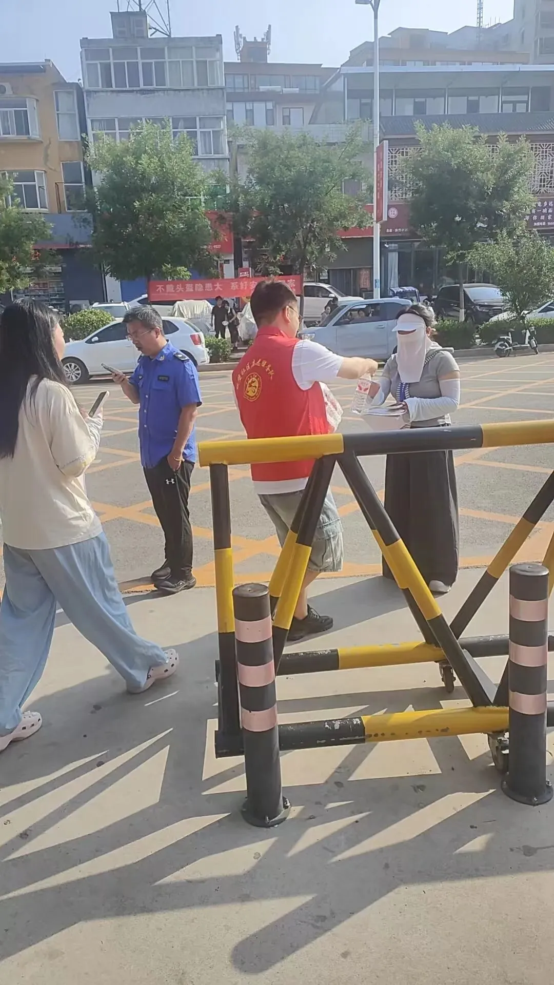 党建引领暖心护航 志愿红助力中考逐梦-第6张图片-四季读书网
