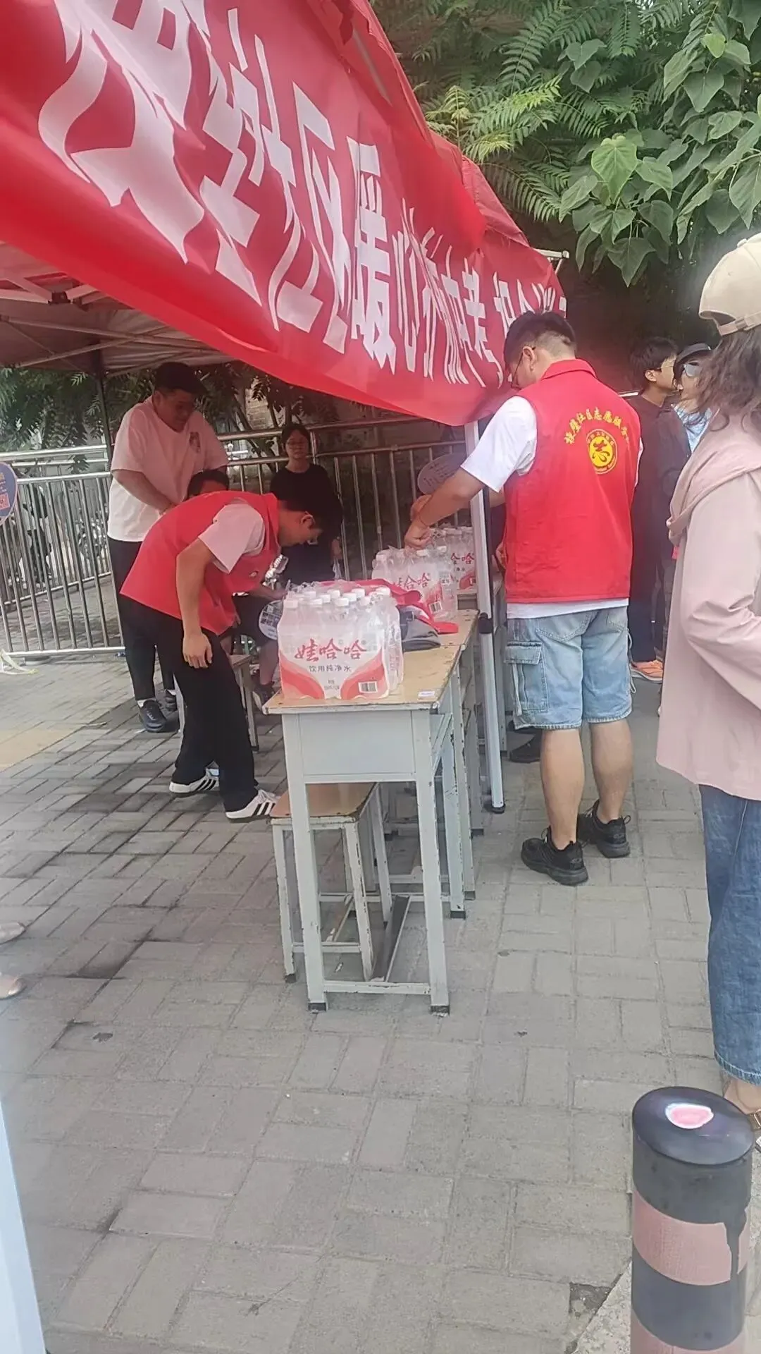 党建引领暖心护航 志愿红助力中考逐梦-第10张图片-四季读书网
