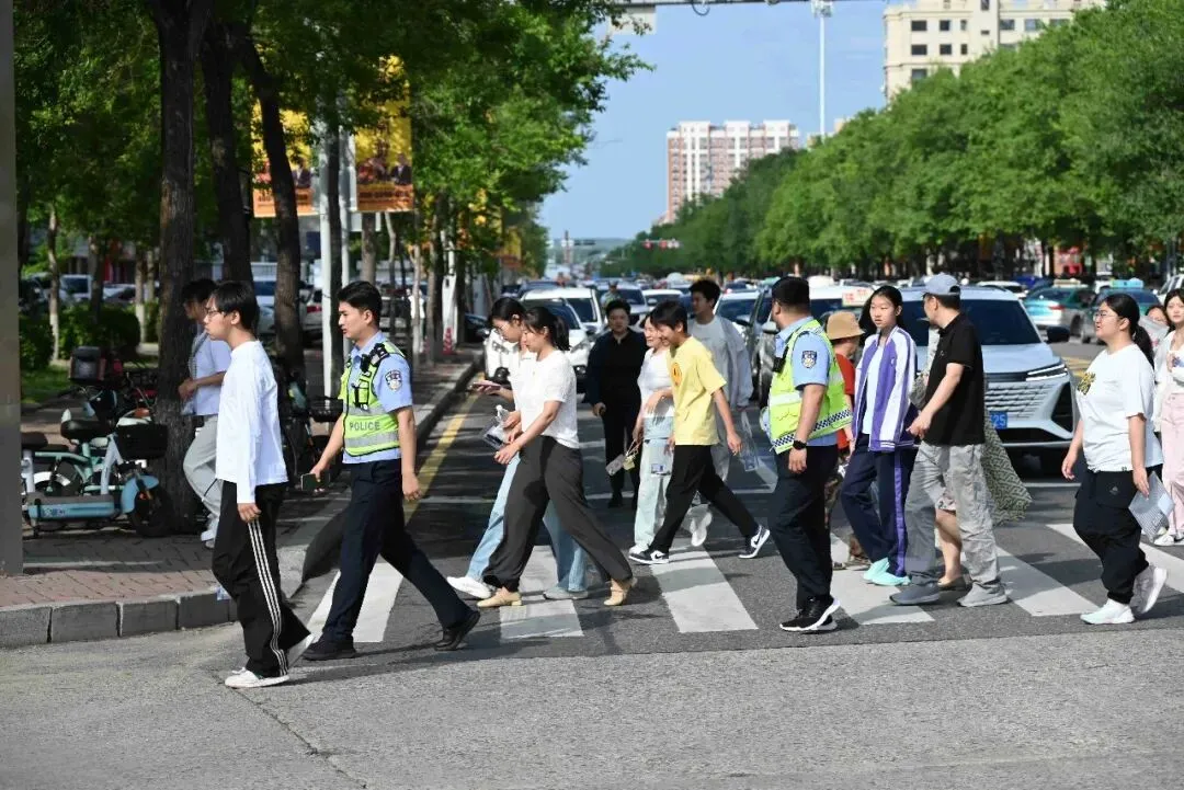 直击中考首日黑河市8690名考生执笔逐光!每一帧都是青春的模样-第3张图片-四季读书网