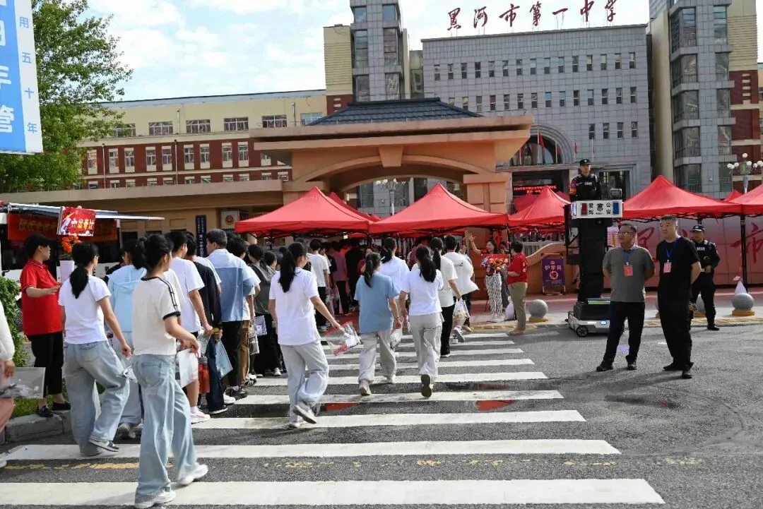 直击中考首日黑河市8690名考生执笔逐光!每一帧都是青春的模样-第6张图片-四季读书网