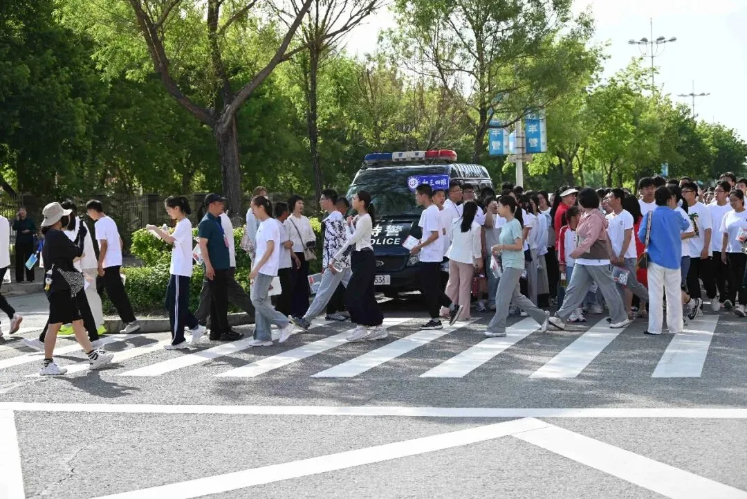直击中考首日黑河市8690名考生执笔逐光!每一帧都是青春的模样-第7张图片-四季读书网