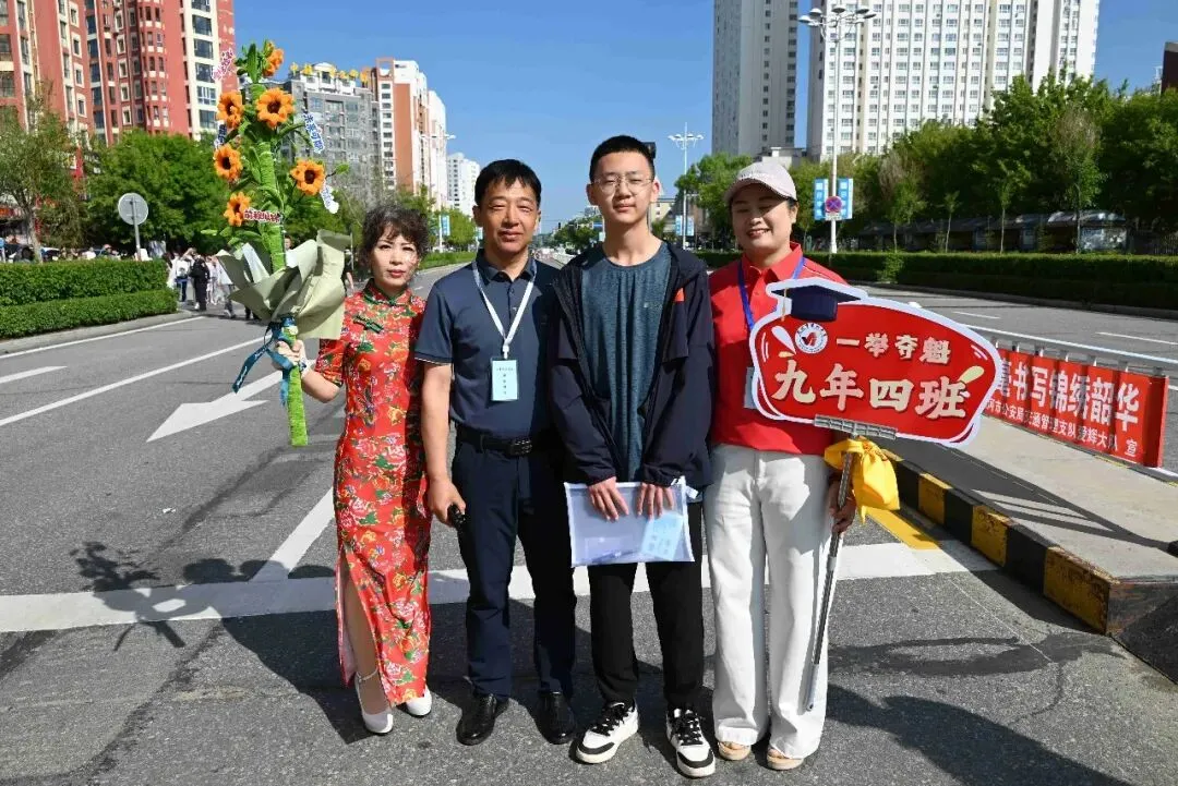 直击中考首日黑河市8690名考生执笔逐光!每一帧都是青春的模样-第8张图片-四季读书网