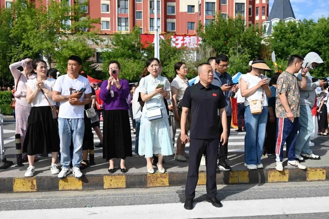 直击中考首日黑河市8690名考生执笔逐光!每一帧都是青春的模样-第9张图片-四季读书网
