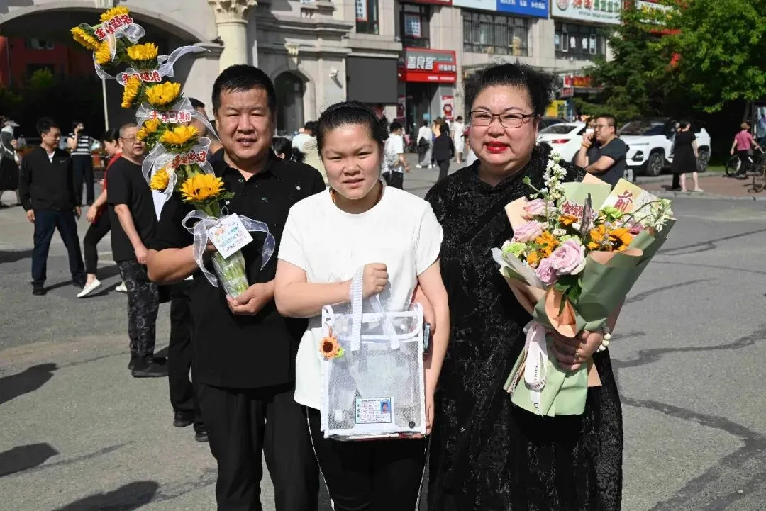 直击中考首日黑河市8690名考生执笔逐光!每一帧都是青春的模样-第12张图片-四季读书网