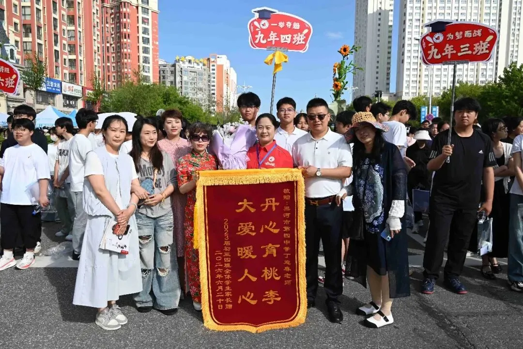 直击中考首日黑河市8690名考生执笔逐光!每一帧都是青春的模样-第13张图片-四季读书网