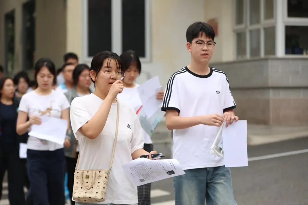 2026中考首日现场直击:青春执笔,为梦想而战!-第23张图片-四季读书网