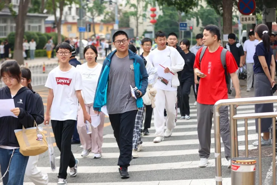 2026中考首日现场直击:青春执笔,为梦想而战!-第26张图片-四季读书网