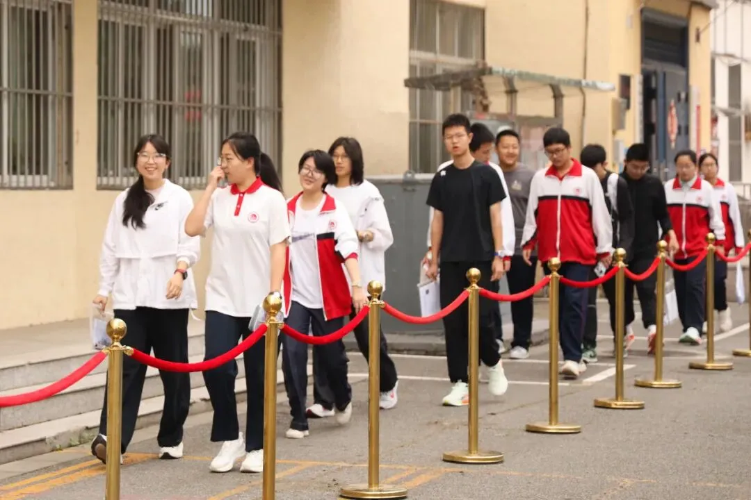 2026中考首日现场直击:青春执笔,为梦想而战!-第27张图片-四季读书网