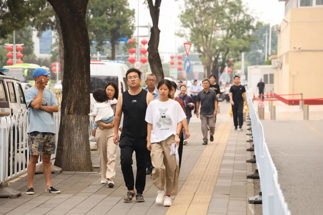 2026中考首日现场直击:青春执笔,为梦想而战!-第28张图片-四季读书网