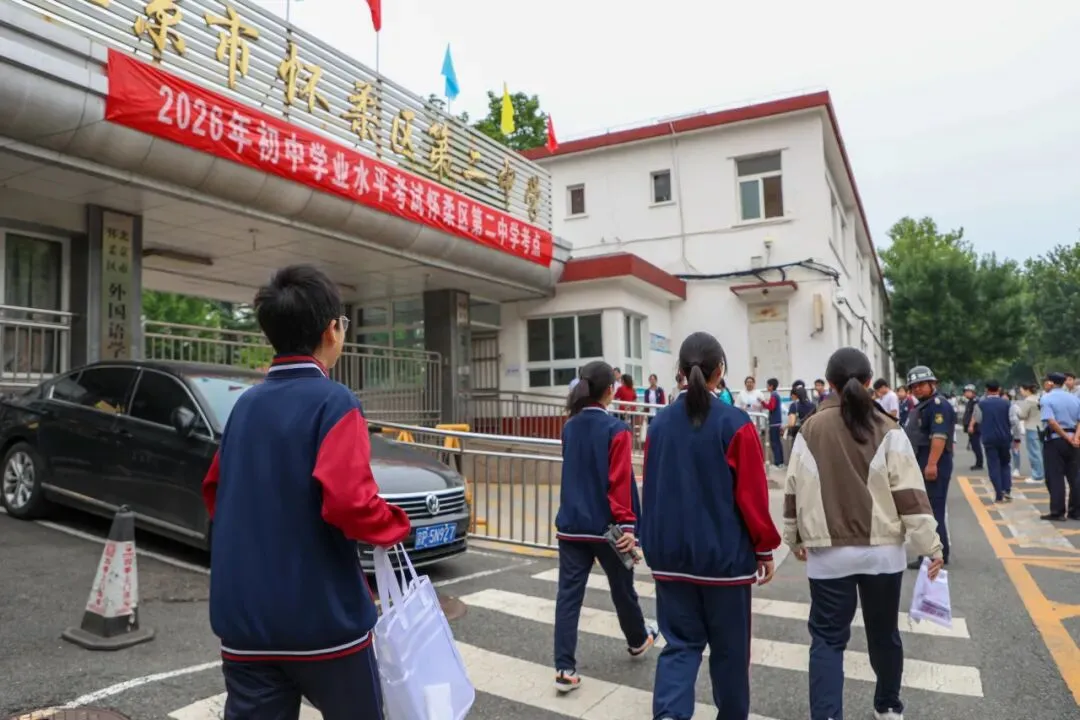 2026中考首日现场直击:青春执笔,为梦想而战!-第29张图片-四季读书网