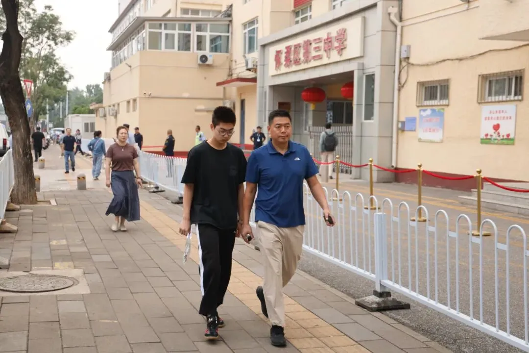 2026中考首日现场直击:青春执笔,为梦想而战!-第30张图片-四季读书网