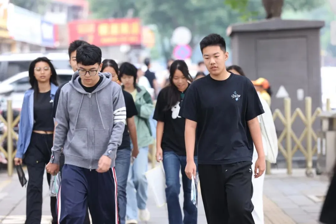 2026中考首日现场直击:青春执笔,为梦想而战!-第31张图片-四季读书网