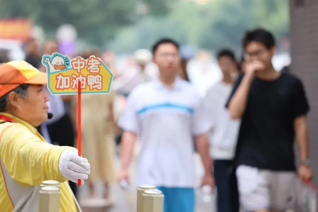 2026中考首日现场直击:青春执笔,为梦想而战!-第33张图片-四季读书网