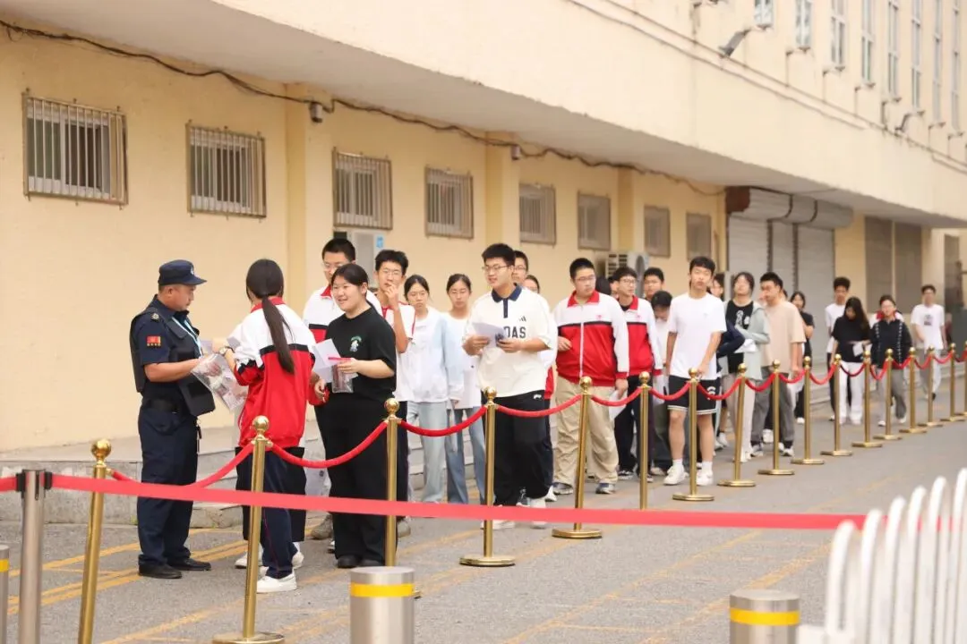 2026中考首日现场直击:青春执笔,为梦想而战!-第37张图片-四季读书网