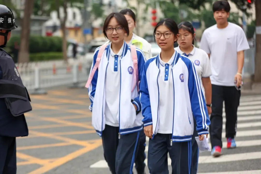 2026中考首日现场直击:青春执笔,为梦想而战!-第38张图片-四季读书网